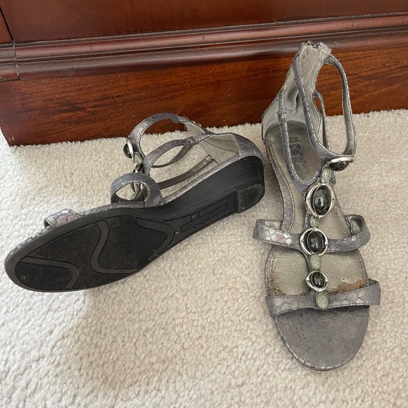 Bandolino zippered jeweled shoes - Picture 2 of 4